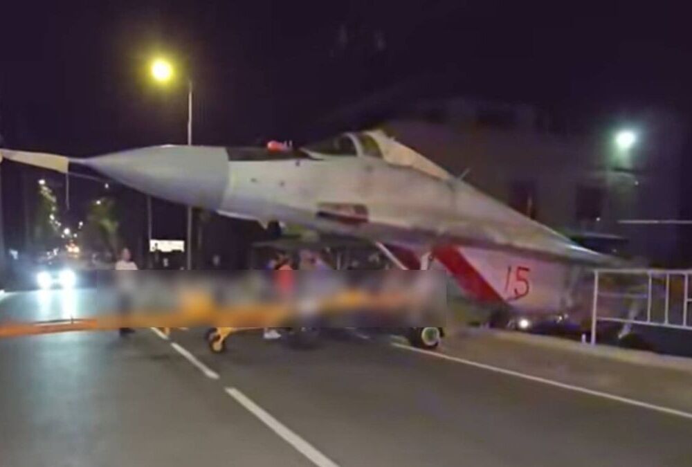 В Армении российский истребитель протаранил столб