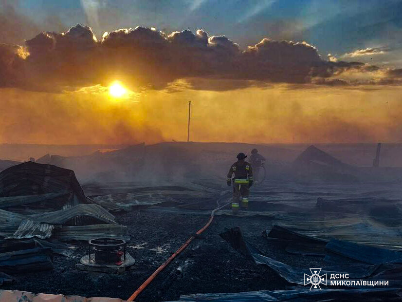 Из-за атаки дронов в Николаевской области загорелись склады