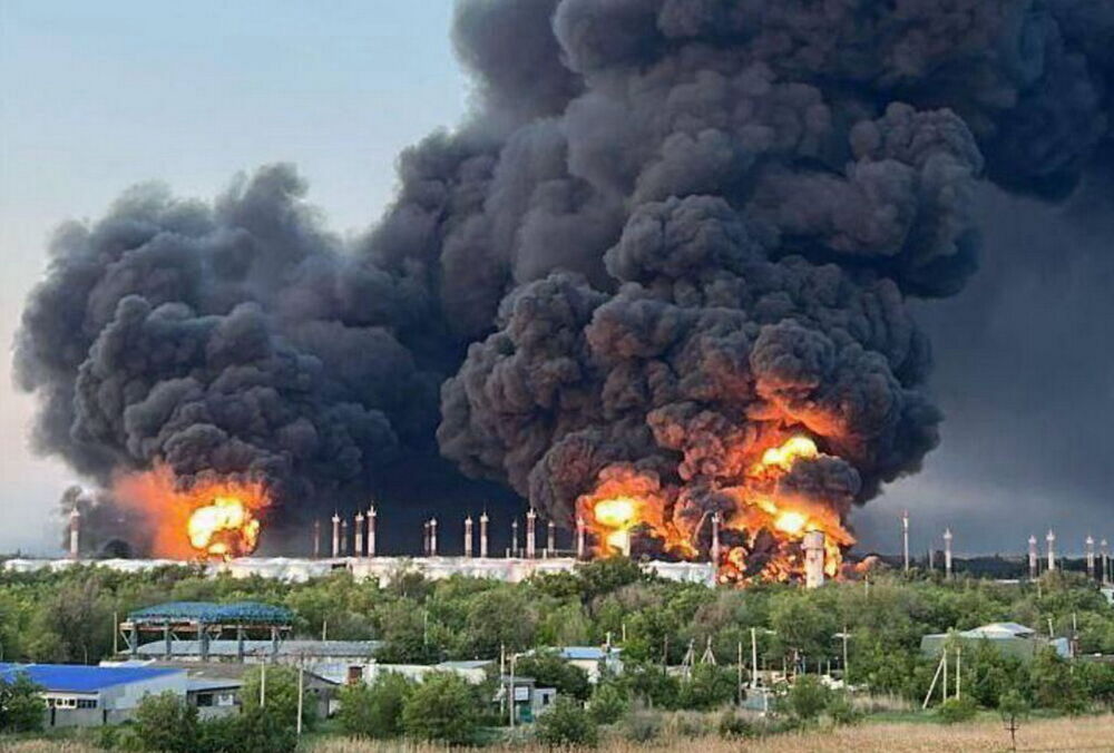 На нефтебазе в Энгельсе продолжает гореть как минимум один резервуар с топливом после атаки БПЛА: фото