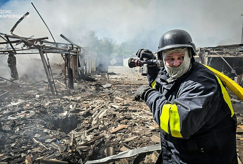 Появились кадры последствий утреннего обстрела Харькова: погиб железнодорожник