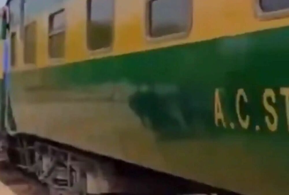 В Пакистане боевики захватили в заложники почти полтысячи пассажиров поезда