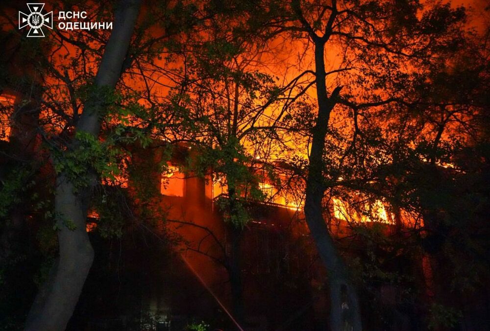 Одесу вночі атакував 21 російський безпілотник: рятувальники продовжують розбирати завали житлового будинку