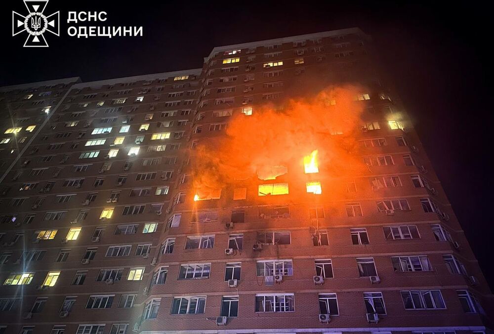 Двоє людей загинули, 14 постраждали: кадри наслідків російської атаки на Одесу