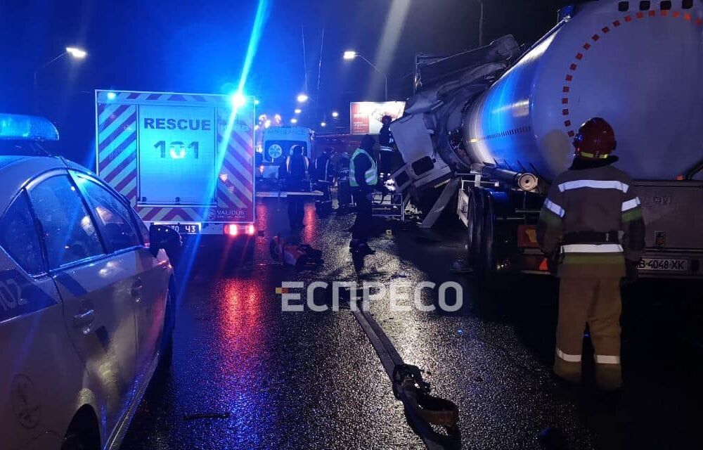 В Киеве бензовоз на скорости въехал в фуру