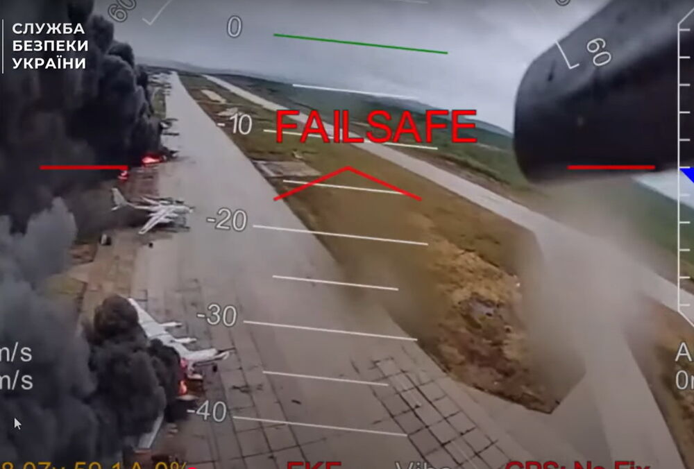 СБУ показала нові кадри спецоперації ”Павутина”, під час якої було уражено десятки російських літаків