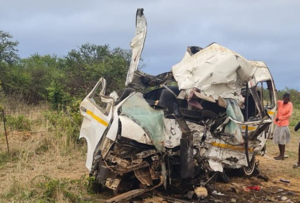 В Зимбабве микроавтобус столкнулся с грузовиком: много погибших