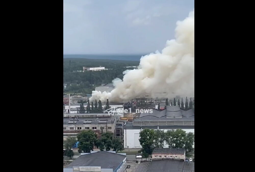 В России горит военный завод ”Уралтрансмаш”: видео