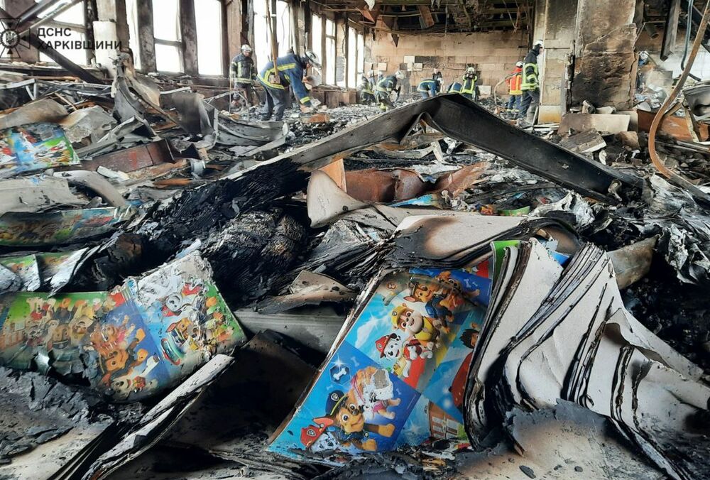 В Харькове из-за удара России дотла сгорели несколько типографий: ГСЧС показало новые фото В Харькове из-за удара России дотла сгорели несколько типографий: ГСЧС показало новые фото