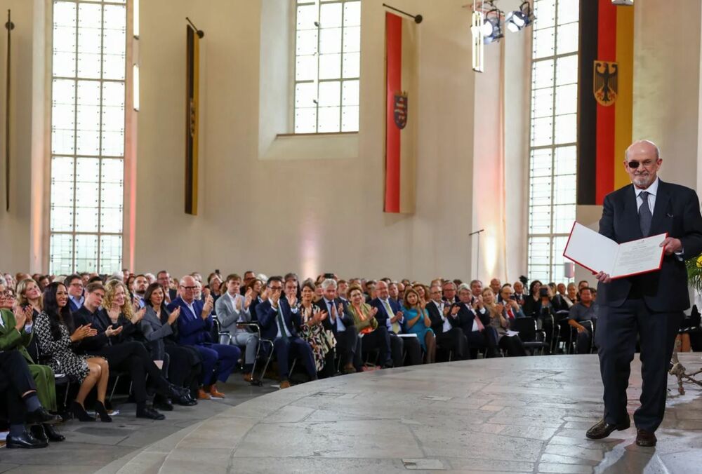 Культовий письменник Салман Рушді згадав Україну на врученні престижної премії