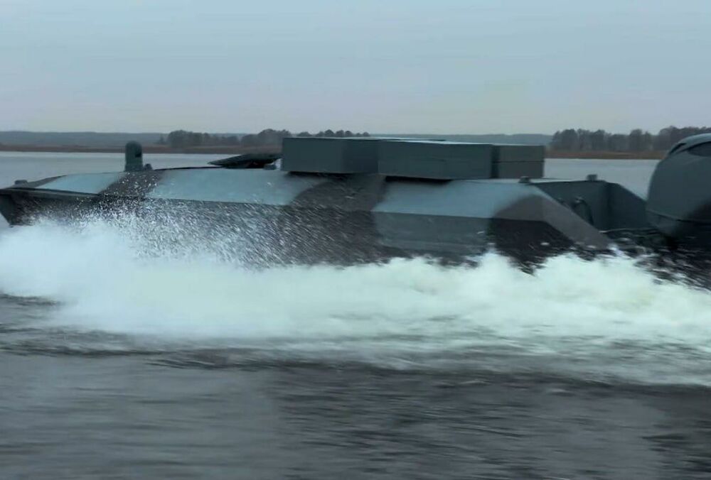 В сети появились фото нового морского беспилотника, которые переносит FPV-дроны