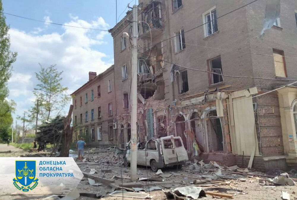 Росіяни атакували Костянтинівку: загинули та поранені діти (фото) Росіяни атакували Костянтинівку: загинули та поранені діти (фото)