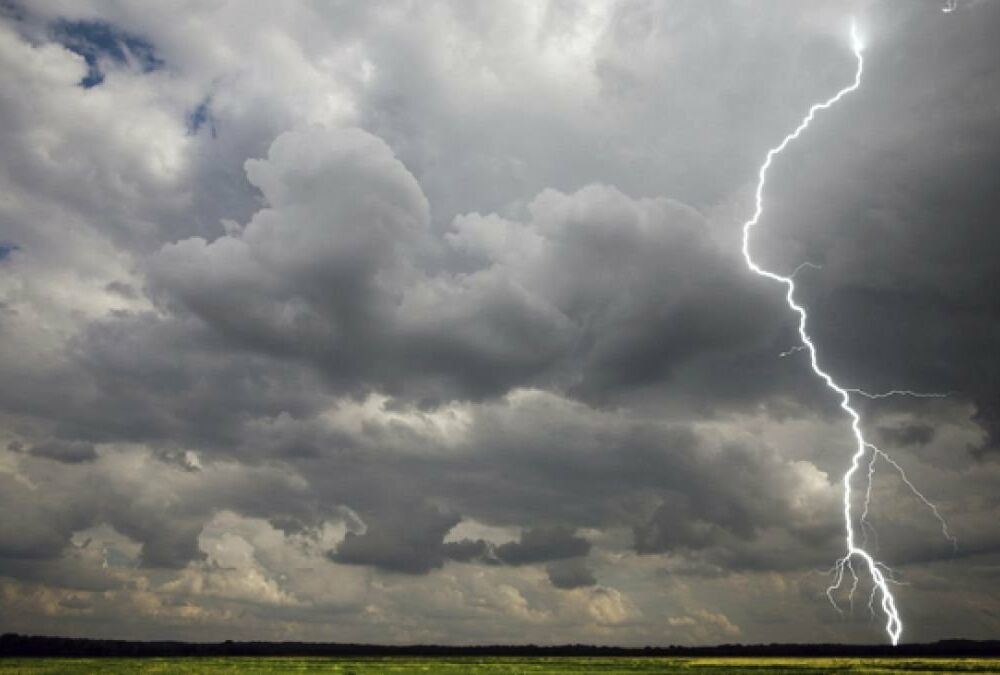 Синоптики попередили, що насувається шквал із грозою та градом