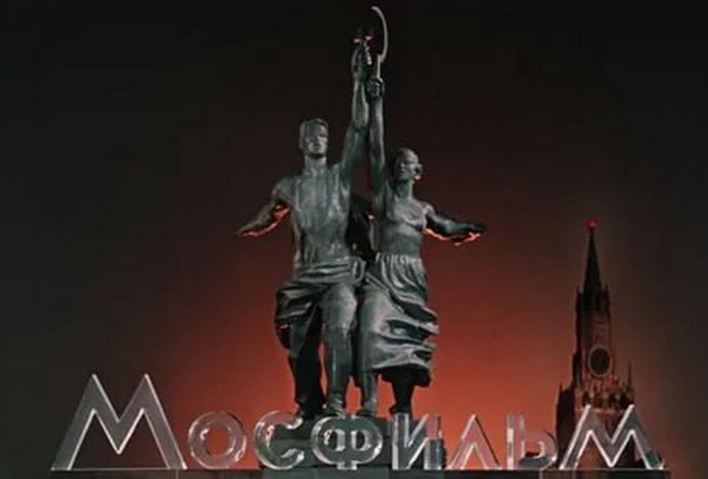 Россияне воюют на бронетехнике 50-х годов со склада ”Мосфильма” Россияне воюют на бронетехнике 50-х годов со склада ”Мосфильма”