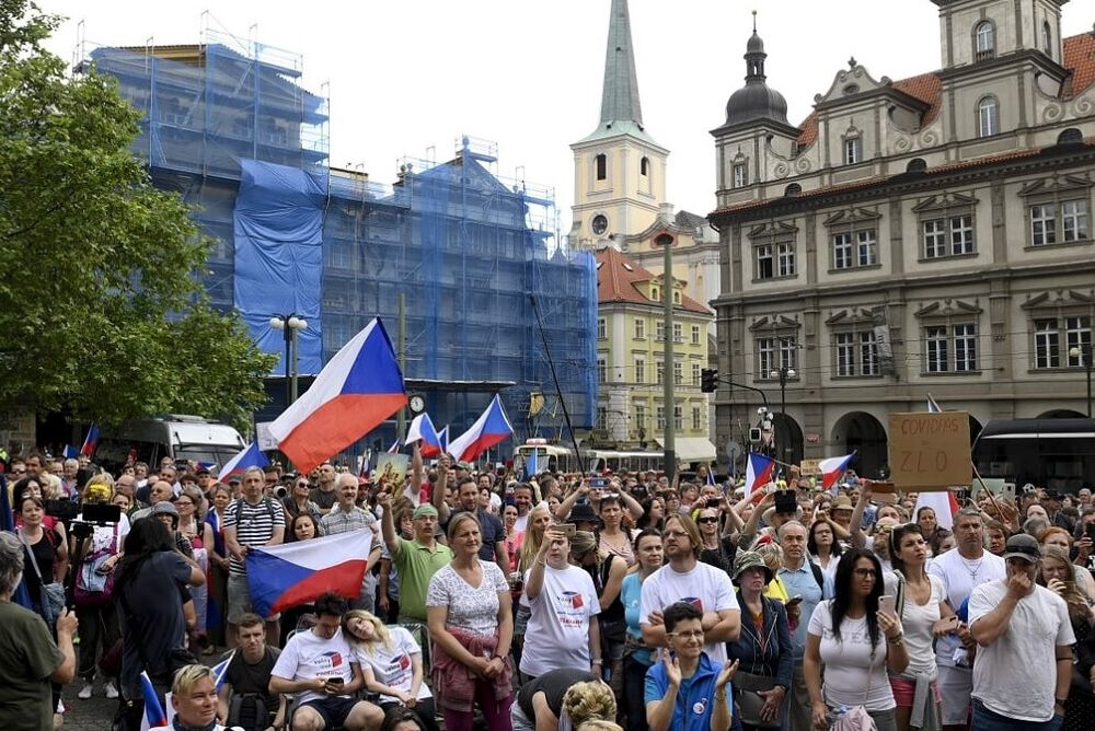 В Праге состоялся митинг против передачи оружия Украине и санкций против РФ