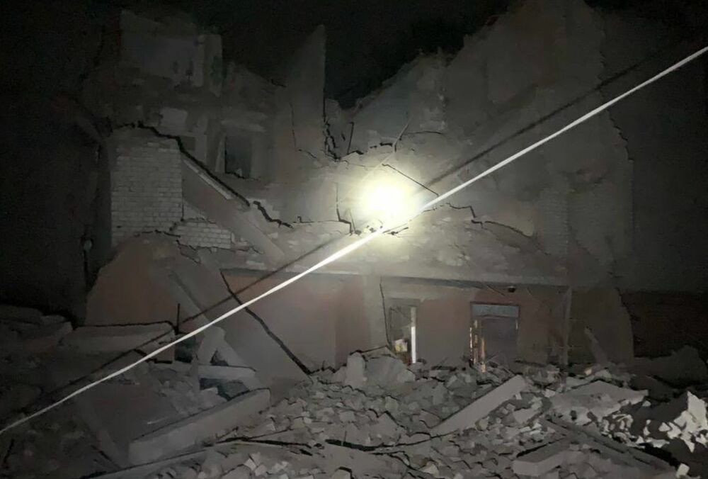 Троє людей постраждали внаслідок удару балістикою по селищу під Харковом