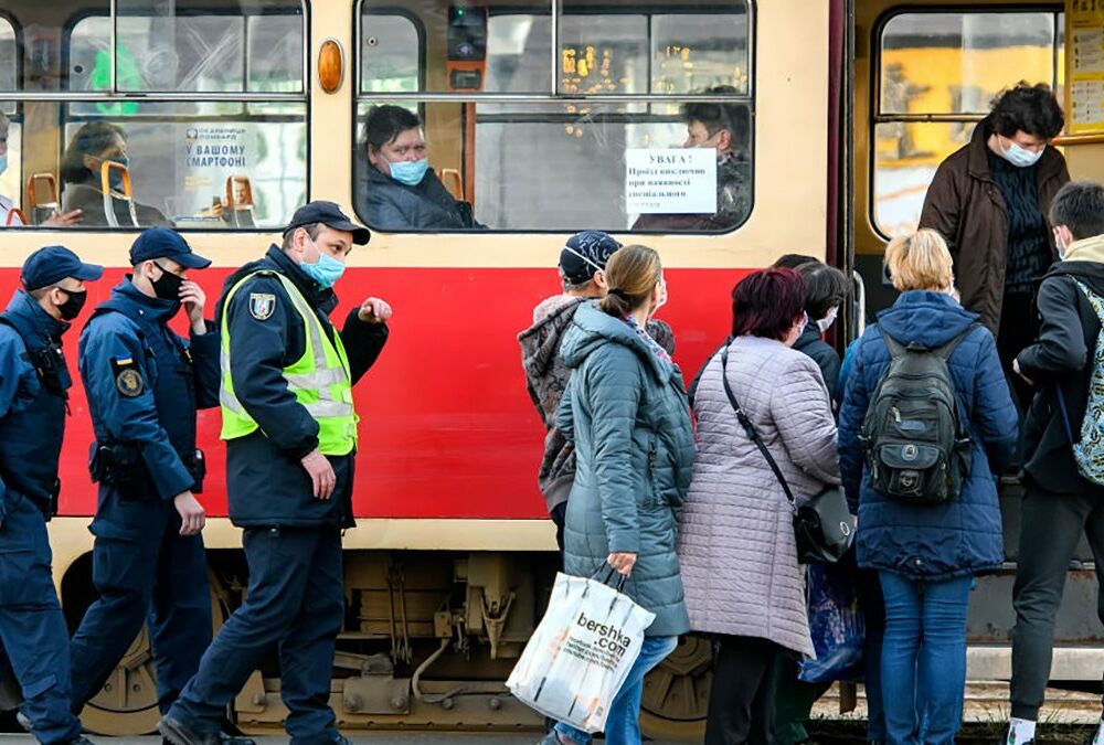 В Киеве транспорт продолжает работать, но со строгими ограничениями - заполнение вагона на 50%