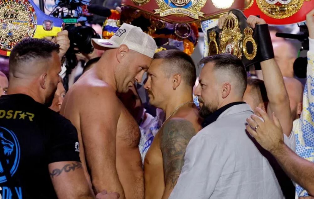 Усик-Фьюри: украинский боксер показал рекордный вес, который оказался неправильным