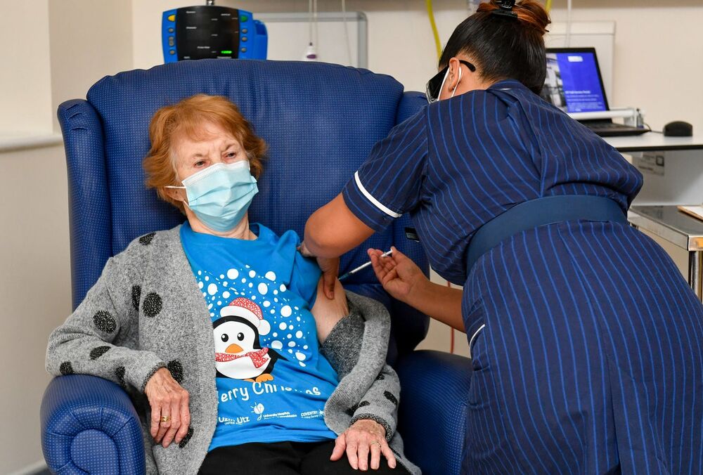 В Британии стартовала массовая вакцинация от коронавируса: кто получил вакцину первым