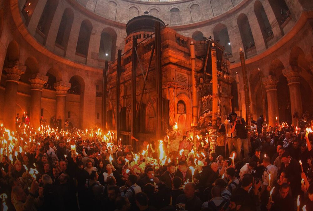 В Иерусалиме сошел Благодатный огонь