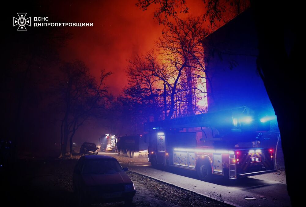 Повреждены предприятия, здание СМИ, дома и магазины: спасатели показали последствия обстрела Днепра