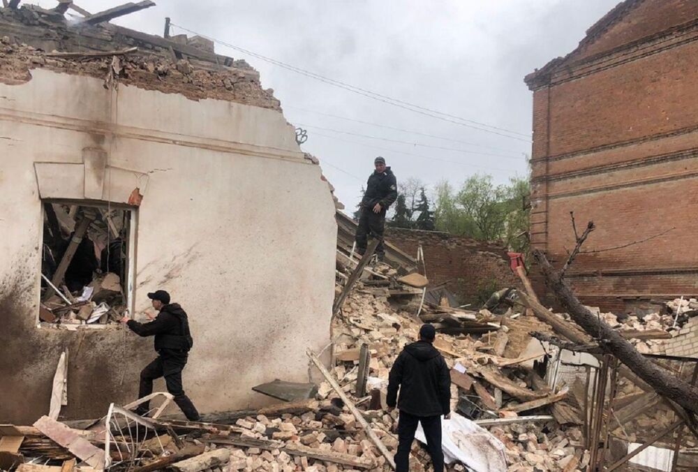 Россияне утром ударили по Купянску: известно о попадании в жилые дома 