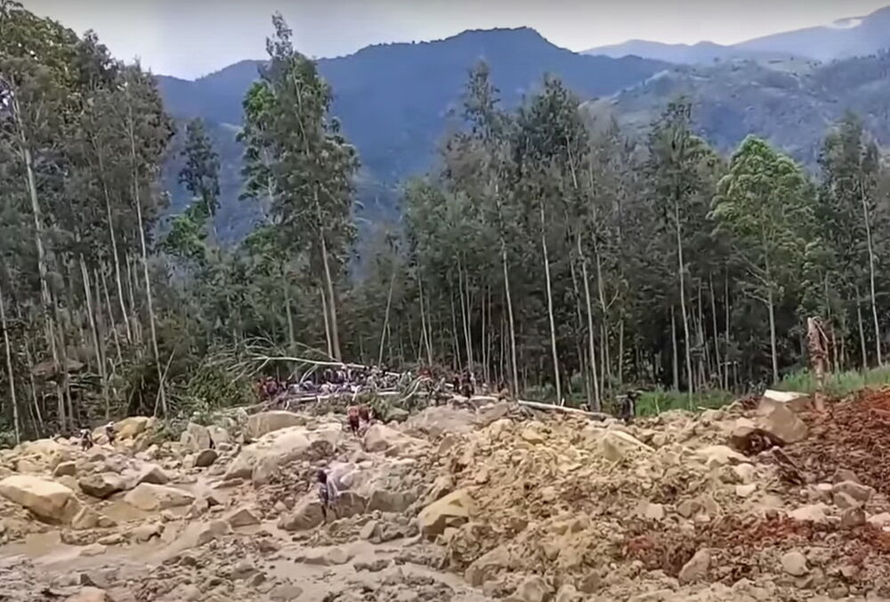 Сотні людей поховано під землею після зсуву ґрунту в Папуа-Новій Гвінеї: відео