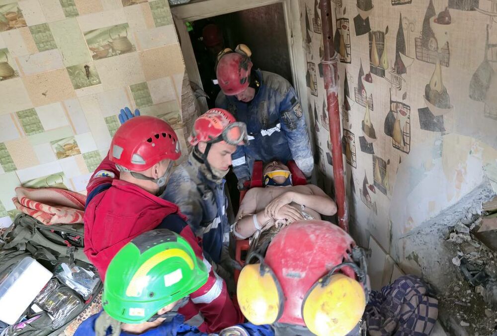 Спасатели достали живого мужчину из-под завалов разрушенного дома в Киеве (фото)