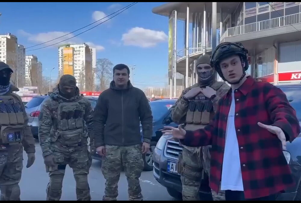 Блогер Некоглай, которого депортировали из России, передал ВСУ 5 дронов: видео