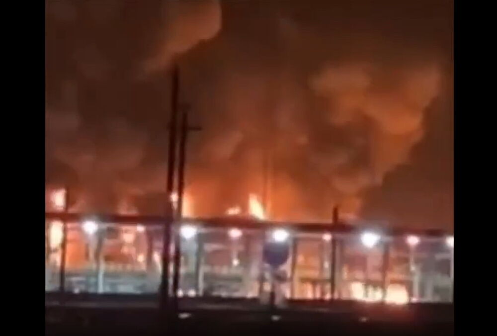 Пожежа на нафтобазі у Брянській області після атаки дрона досі триває: відео