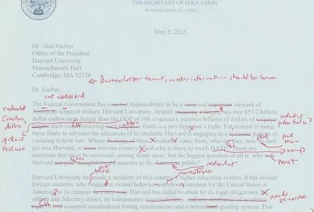 Гарвард красной ручкой исправил ошибки в гневном письме трамповского министра образования
