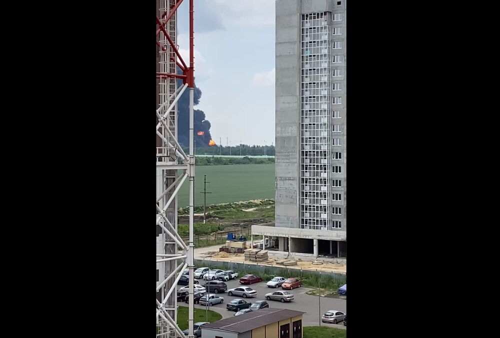В Воронеже после взрыва горит нефтебаза: видео
