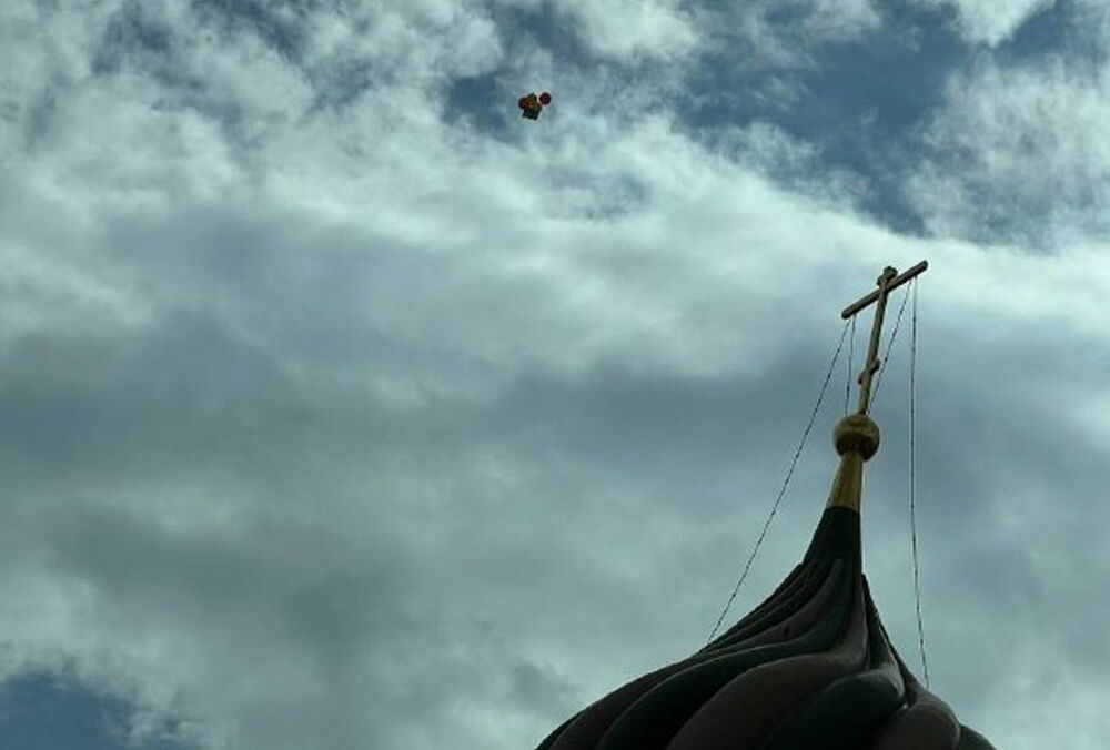 В небо над Кремлем подняли флаг Украины: фото