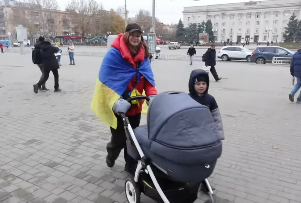  В Херсоне развернут центры бесплатной мобильной связи
