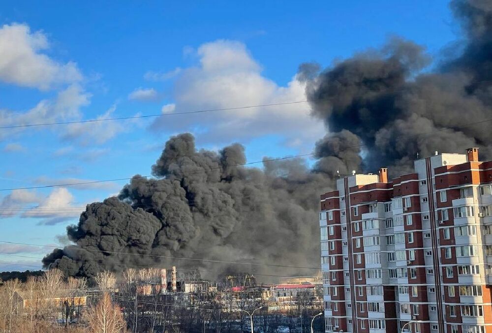 На заводе в Екатеринбурге вспыхнул масштабный пожар На заводе в Екатеринбурге вспыхнул масштабный пожар