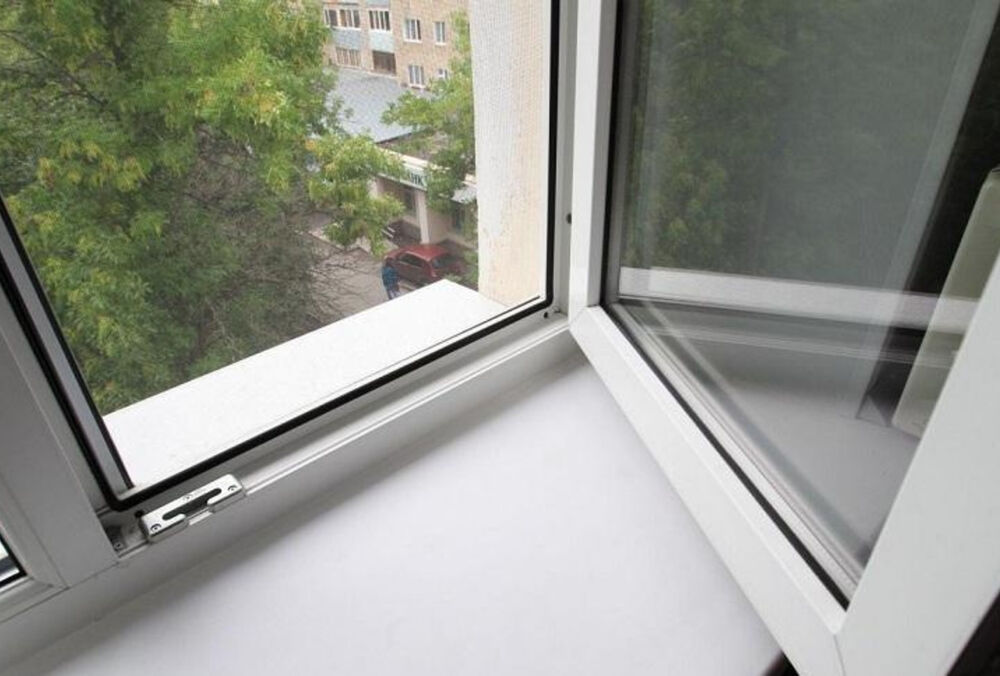 У Росії музикант викинувся з вікна на очах силовиків, які прийшли до нього з ”питаннями про ЗСУ”