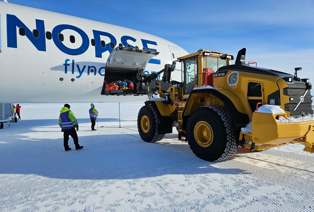 В Антарктиде на полосу из снега и льда приземлился самый большой самолет за всю историю полетов на континент
