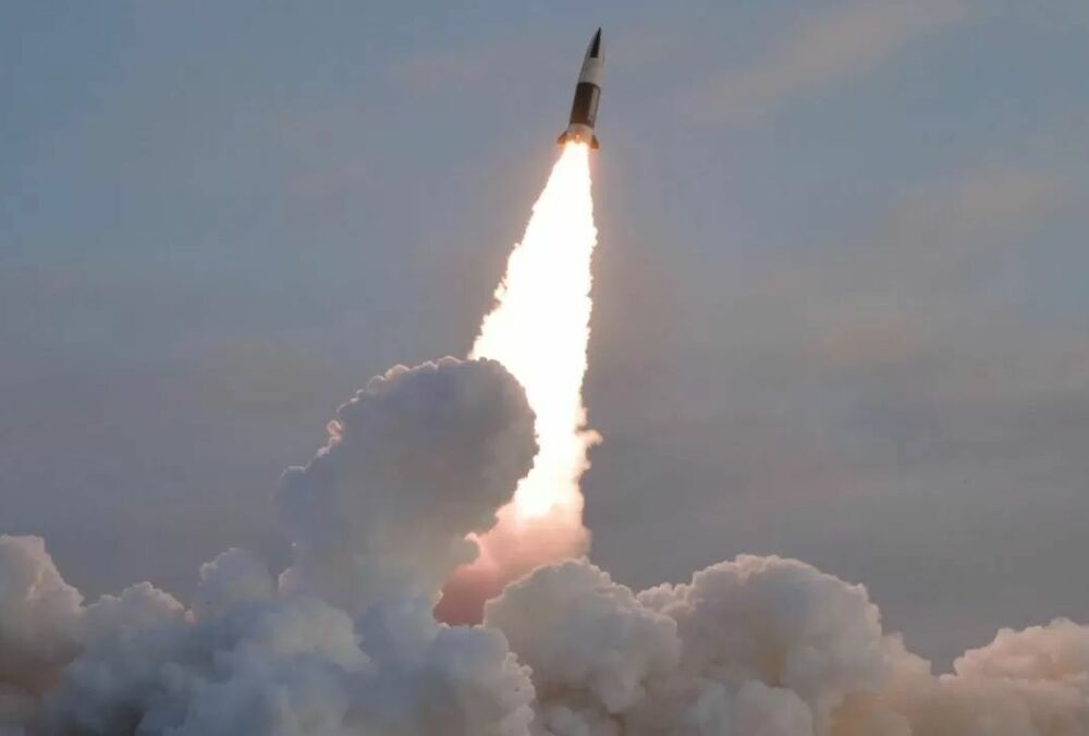 КНДР второй раз за сутки запустила баллистическую ракету в сторону Японского моря