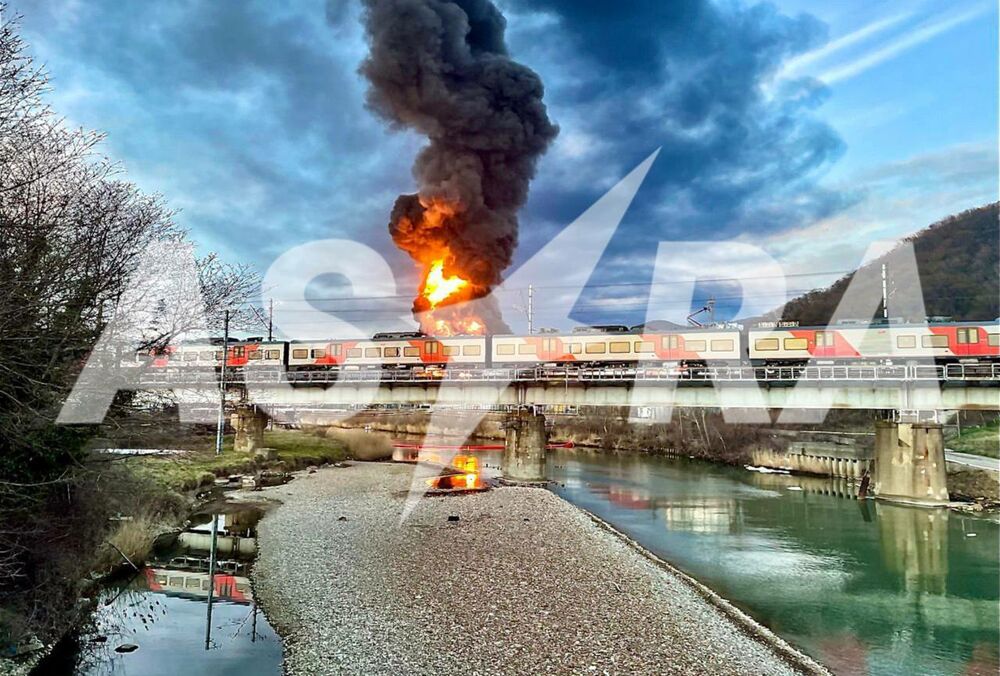 У Туапсе другу добу горить НПЗ після атаки