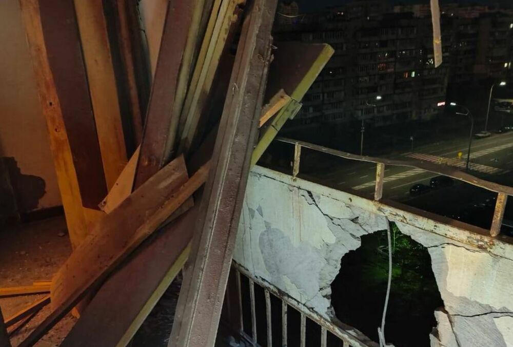 Обломки российского дрона упали на жилой дом в Киеве