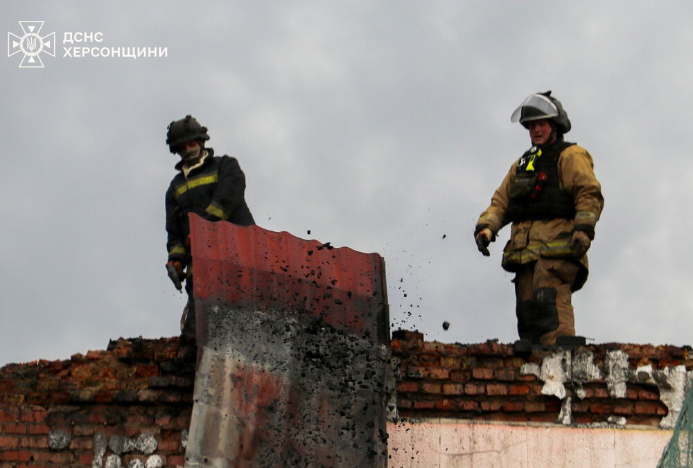 На Херсонщині росіяни скинули вибухівку на зупинку транспорту, авто та житлові будинки: багато поранених