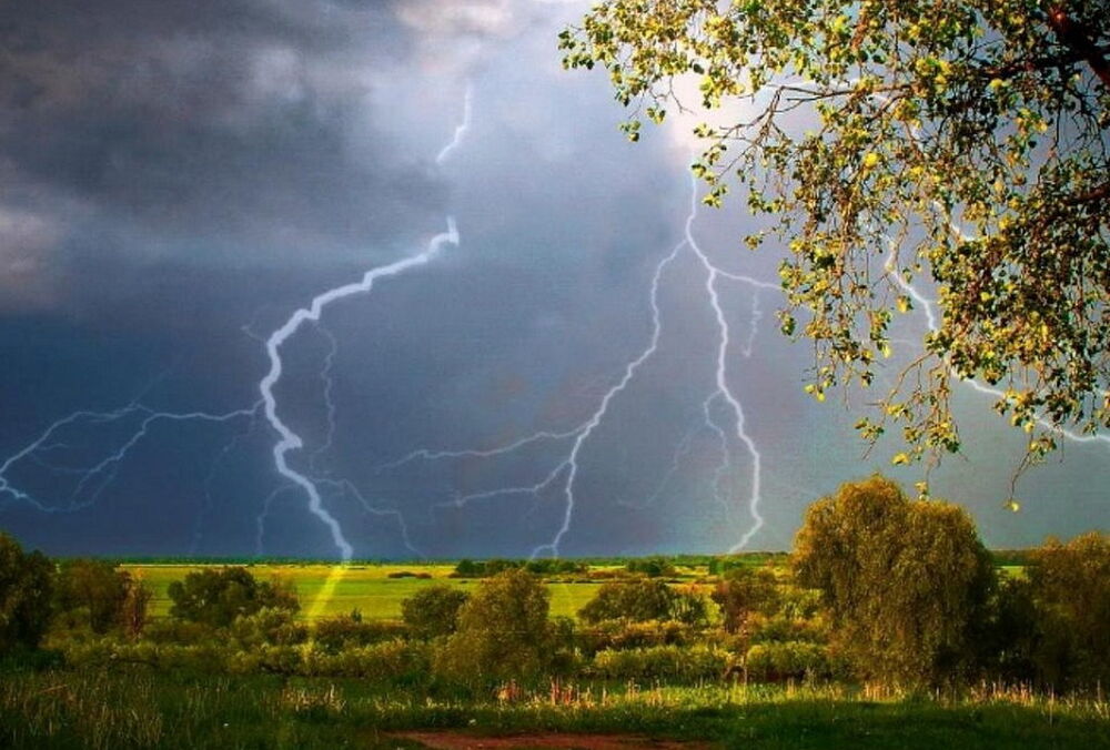 На Україну насуваються грози зі шквалом