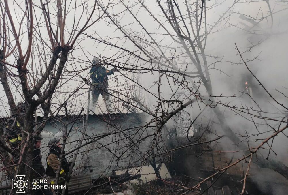На Донеччині окупанти обстріляли рятувальників, що гасили пожежу
