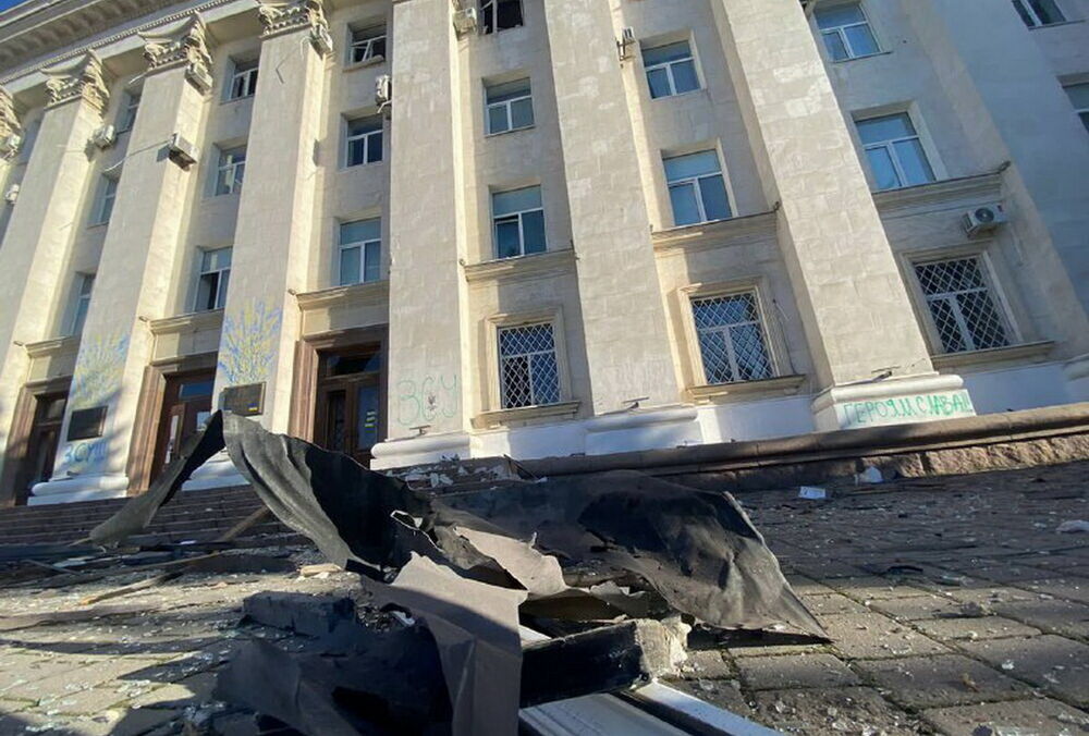 Россия снова обстреляла центр Херсона, ударив в 100 метрах от ОВА: есть погибшие
