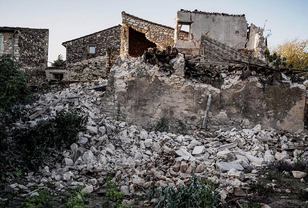 Мощное землетрясение во Франции: повреждены сотни домов: ВИДЕО