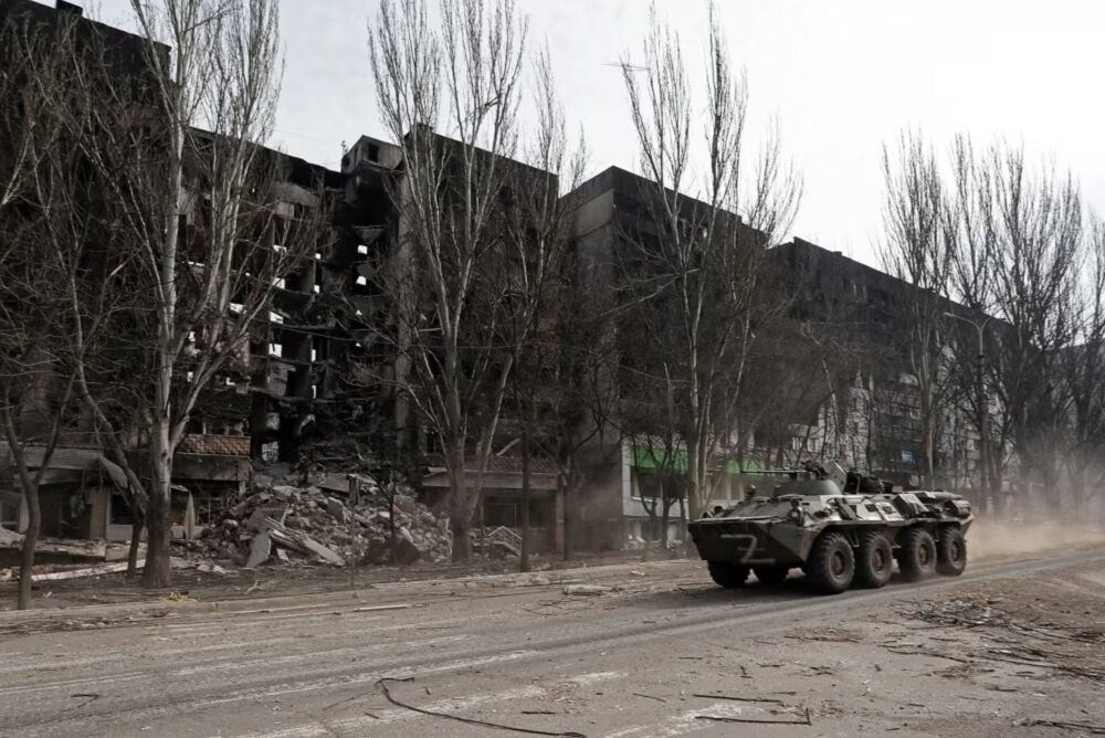 Другу добу поспіль до Маріуполя стягують системи ППО та важку техніку – радник мера