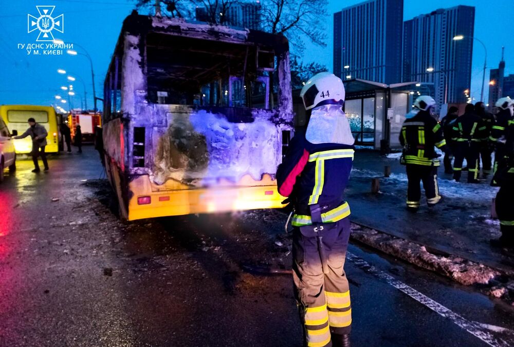 У Києві на проїжджій частині згоріла маршрутка: фото