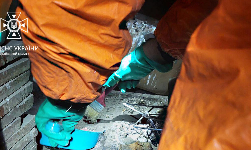 У Львові рятувальники зібрали в під'їзді багатоповерхівки майже три кілограми ртуті У Львові рятувальники зібрали в під'їзді багатоповерхівки майже три кілограми ртуті