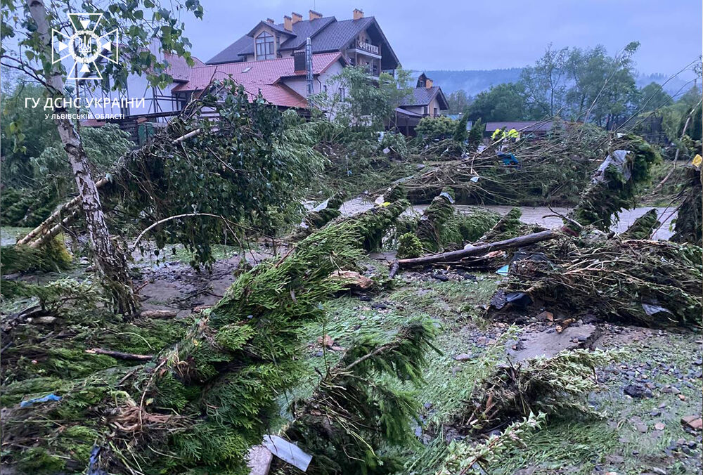 Остались без газа и воды: из-за мощных ливней затопило поселок на Львовщине