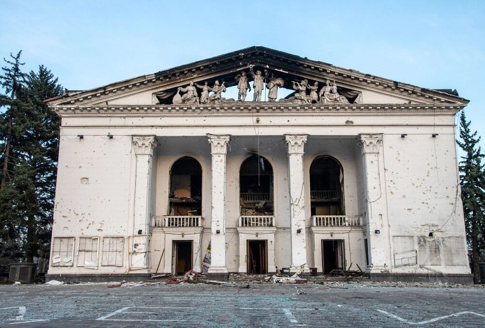 ЗМІ: 80% акторів драмтеатру у Маріуполі продовжують працювати на окупантів 