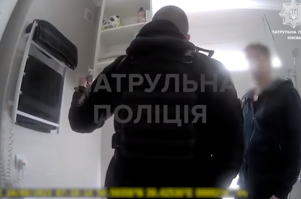 Киянин викликав копів через галасливих сусідів, але виявилося, що гуде його електробритва: відео